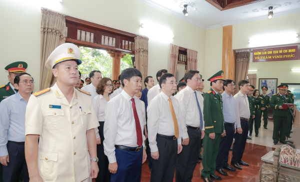 Lãnh đạo tỉnh dâng hương tại Nhà lưu niệm Chủ tịch Hồ Chí Minh và Đài tưởng niệm các Anh hùng liệt sĩ
